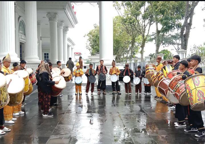 Pemain Tambua dalam Rangka Hari Pramuka dan Pembukaan Jambore Daerah ke X