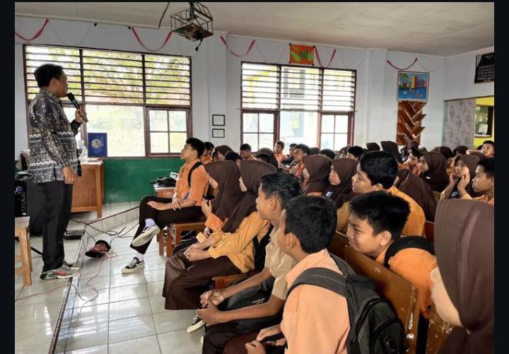 Kolaborasi antara SMP Negeri 6 Bukittinggi bersama Narasumber dari UM Natsir Bukittinggi