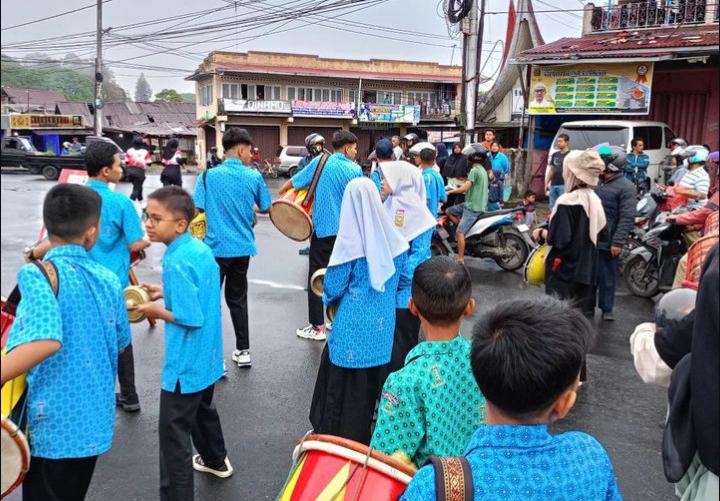 Siswa SMP Negeri 6 Bukittingi ikut memeriahkan Kegiatan Police Woman Run 10k 2024