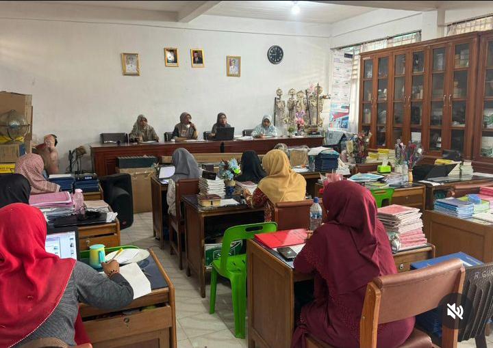 Pertemuan Bulanan bersama Kepala Sekolah, Guru dan Tenaga Kependidikan di SMP Negeri 6 Bukittinggi